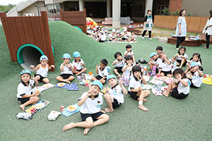 築山でお給食　たんぽぽ・さくら・すみれ
