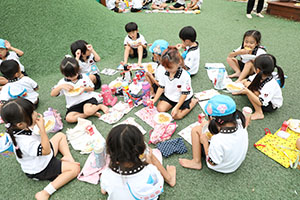 築山でお給食　たんぽぽ・さくら・すみれ