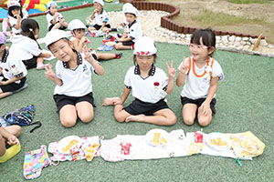 築山でお給食　たんぽぽ・さくら・すみれ