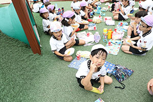 築山でお給食　たんぽぽ・さくら・すみれ
