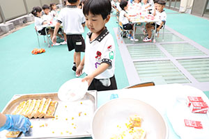 2階のベランダでお給食　Ｃ