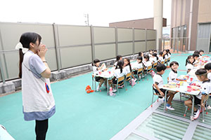 2階のベランダでお給食　Ｃ