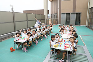 2階のベランダでお給食　Ｃ