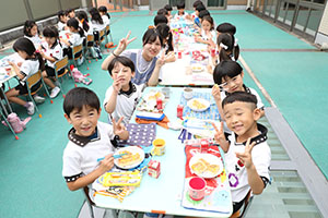 2階のベランダでお給食　Ｃ