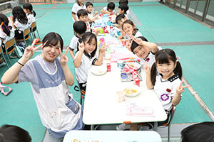 2階のベランダでお給食　Ｃ
