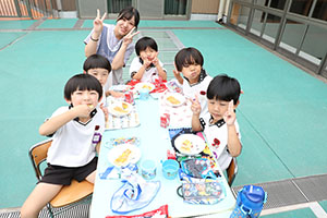 2階のベランダでお給食　Ｃ