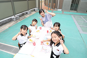 2階のベランダでお給食　Ｃ