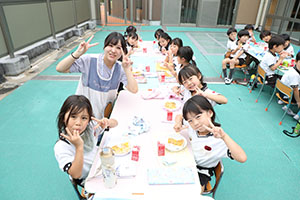 2階のベランダでお給食　Ｃ