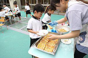 2階のベランダでお給食　Ｃ