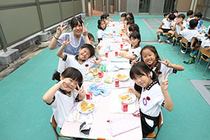 2階のベランダでお給食　Ｃ