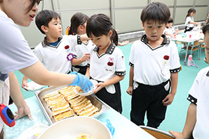 2階のベランダでお給食　Ｃ