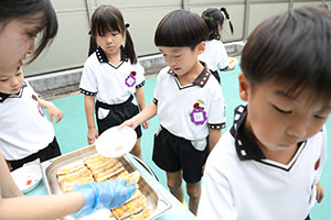 2階のベランダでお給食　Ｃ