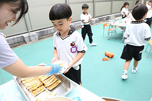 2階のベランダでお給食　Ｃ