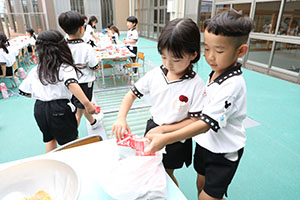 2階のベランダでお給食　Ｃ