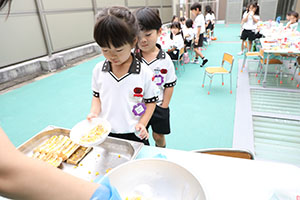 2階のベランダでお給食　Ｃ