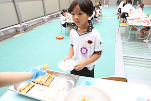 2階のベランダでお給食　Ｃ
