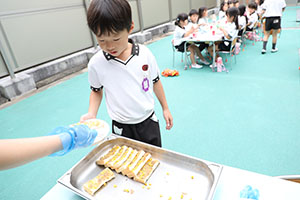 2階のベランダでお給食　Ｃ
