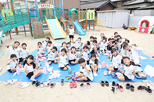 文字集めゲームと園庭でお給食　E