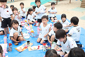 文字集めゲームと園庭でお給食　E
