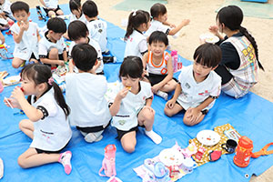 文字集めゲームと園庭でお給食　E
