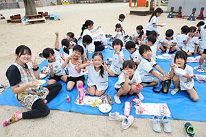 文字集めゲームと園庭でお給食　E