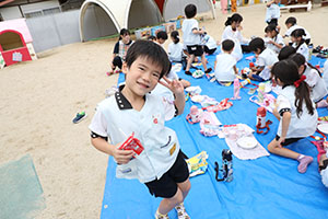 文字集めゲームと園庭でお給食　E