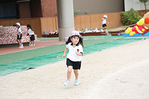リレーにチャレンジ！　ばら・すみれ