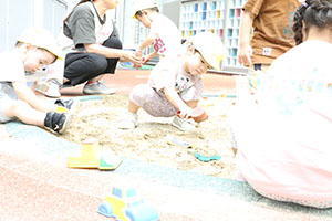 砂場で遊びました　あひる