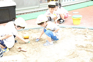 砂場で遊びました　あひる