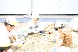 砂場で遊びました　あひる