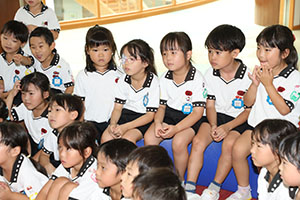 絵本広場で紙芝居の読みきかせをしてもらいました　D