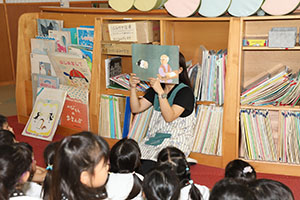 絵本広場で紙芝居の読みきかせをしてもらいました　D