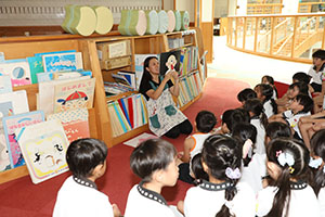 絵本広場で紙芝居の読みきかせをしてもらいました　D