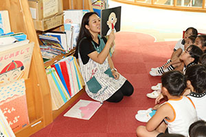 絵本広場で紙芝居の読みきかせをしてもらいました　D