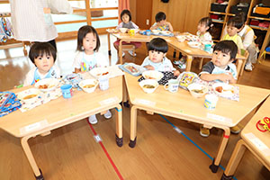 太鼓楽しかったね　お給食の様子　ひよこ