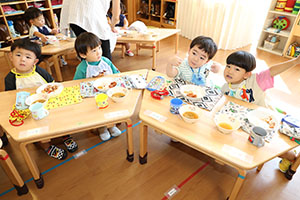 太鼓楽しかったね　お給食の様子　ひよこ