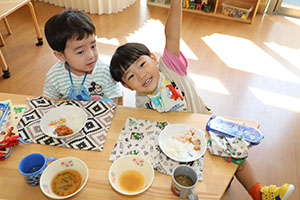 太鼓楽しかったね　お給食の様子　ひよこ