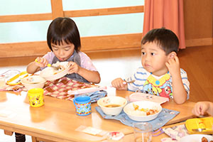 太鼓楽しかったね　お給食の様子　ひよこ