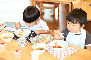 太鼓楽しかったね　お給食の様子　ひよこ