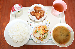 太鼓楽しかったね　お給食の様子　ひよこ