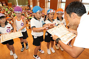 運動会の表彰式　　年長組