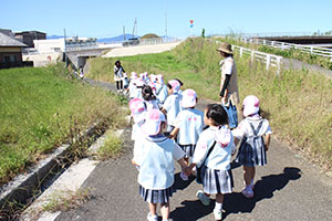 お散歩へでかけました　うさぎ・りす