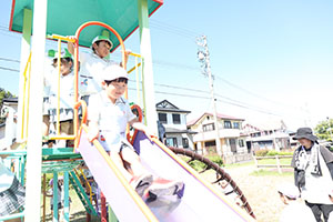 お散歩へでかけました　ことり・すみれ
