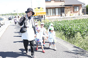 お散歩へでかけました　ことり・すみれ