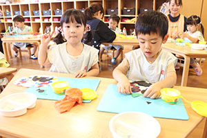 制作活動の様子　あひる・ぺんぎん