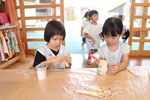 制作活動の様子　あひる・ぺんぎん