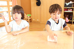 制作活動の様子　あひる・ぺんぎん