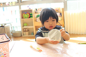 制作活動の様子　あひる・ぺんぎん