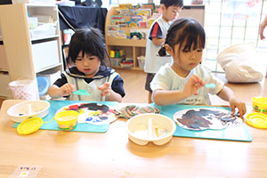 制作活動の様子　あひる・ぺんぎん