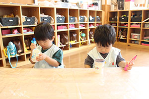 制作活動の様子　あひる・ぺんぎん